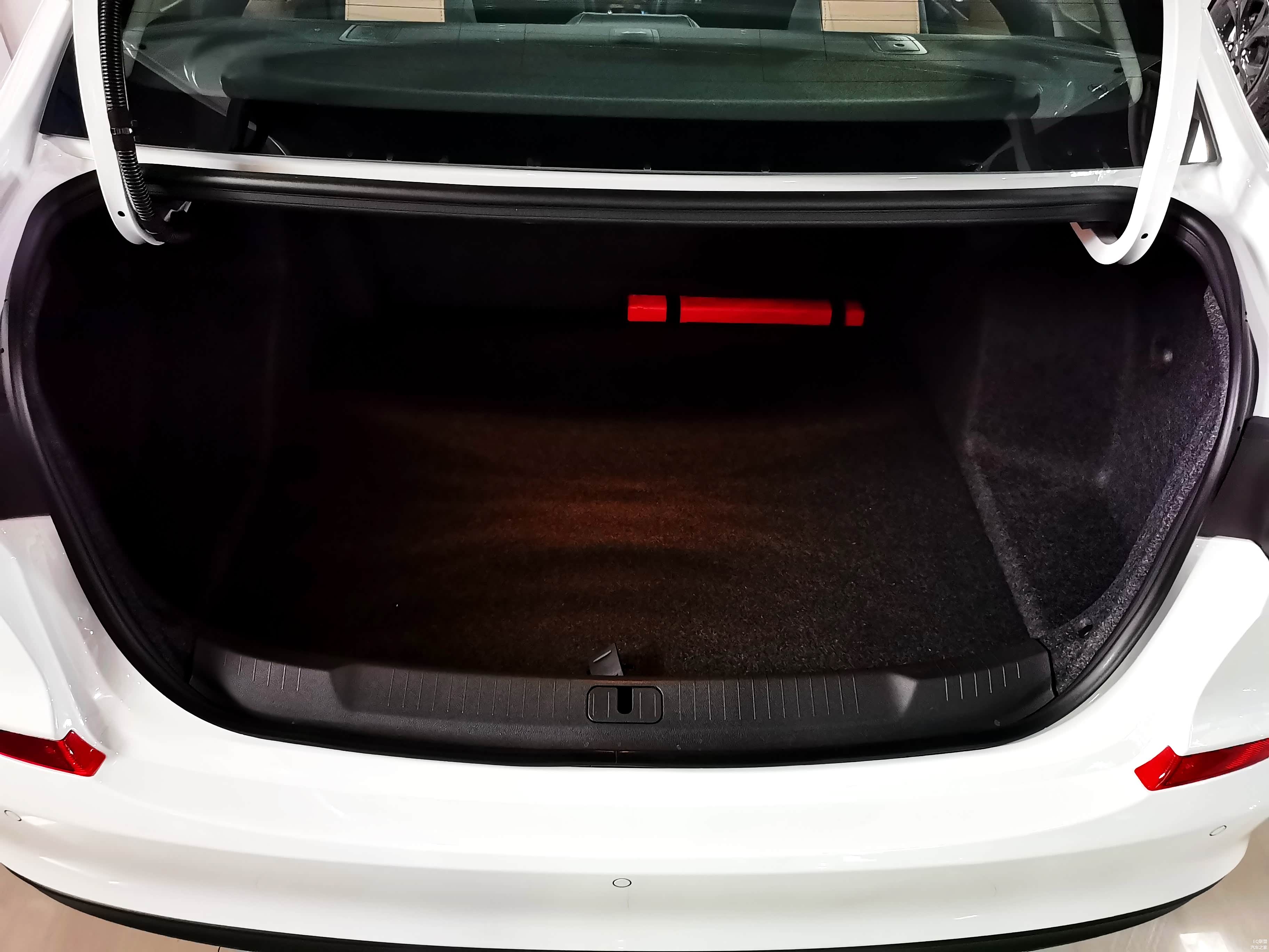 习惯了SUV车型，再来对比轿车的后备箱尺寸，哪个级别的都会觉得小，但放上两个登机箱是没问题的。