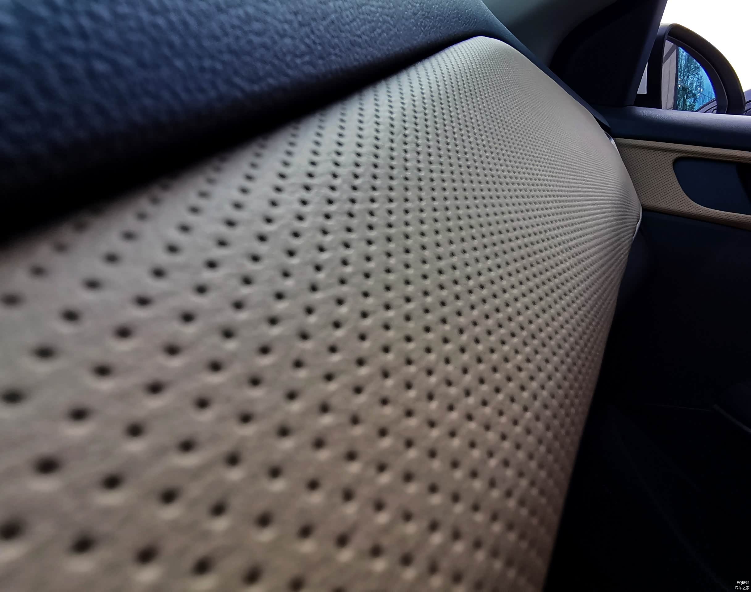 打孔的中控布局还是加分项，现在很多车型都采取这种风格。