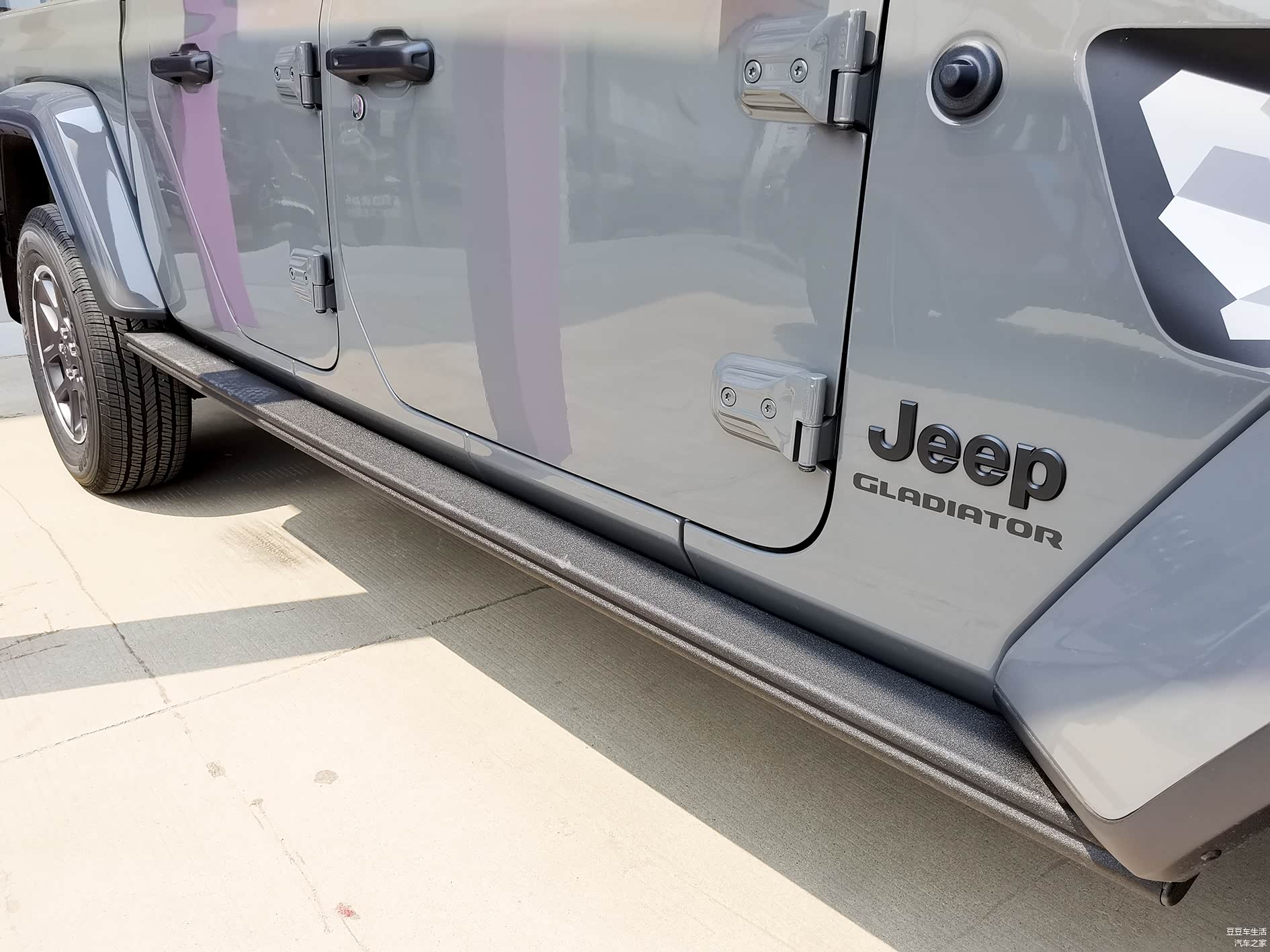 侧面位置带有防撞杆。