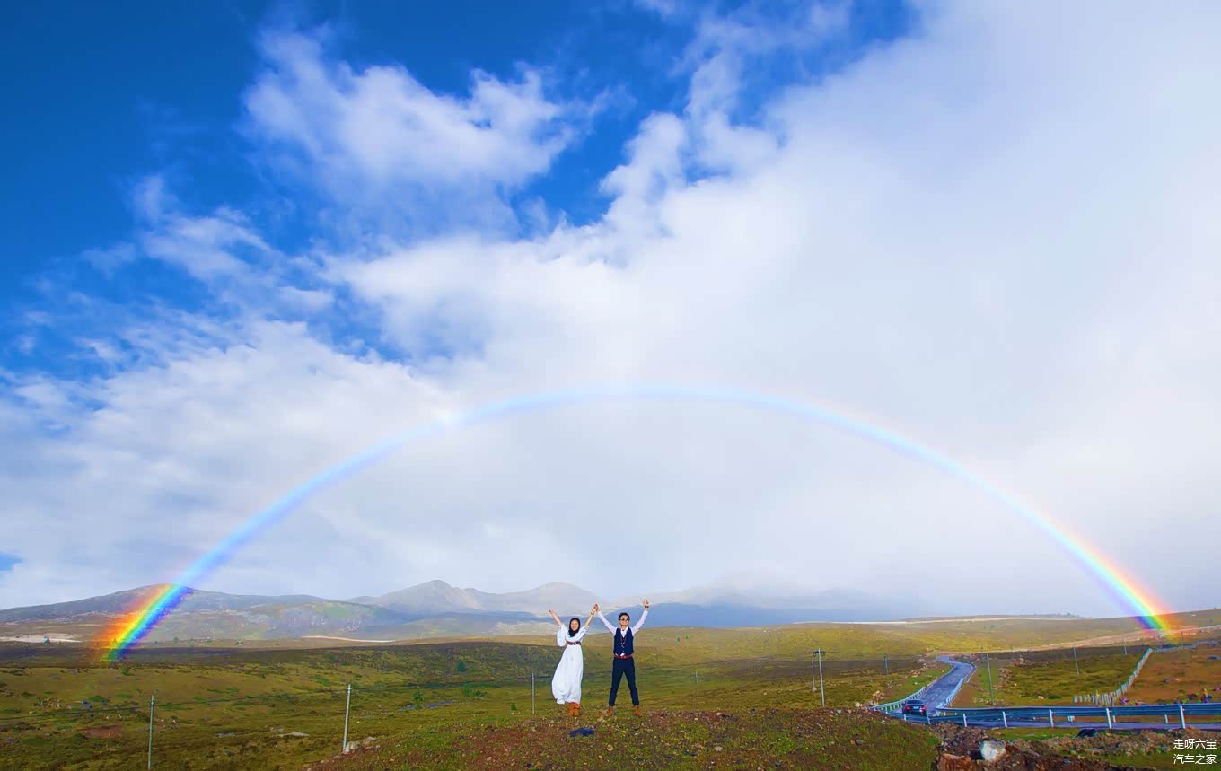 康定机场附近，雨后彩虹格外美丽。