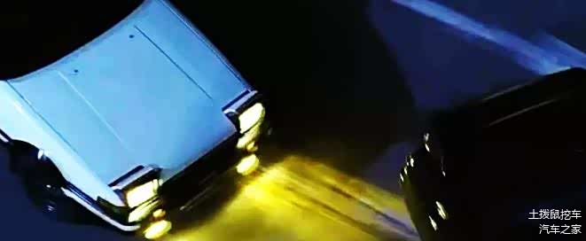 AE86的入弯半径明显小于前面的GT-R