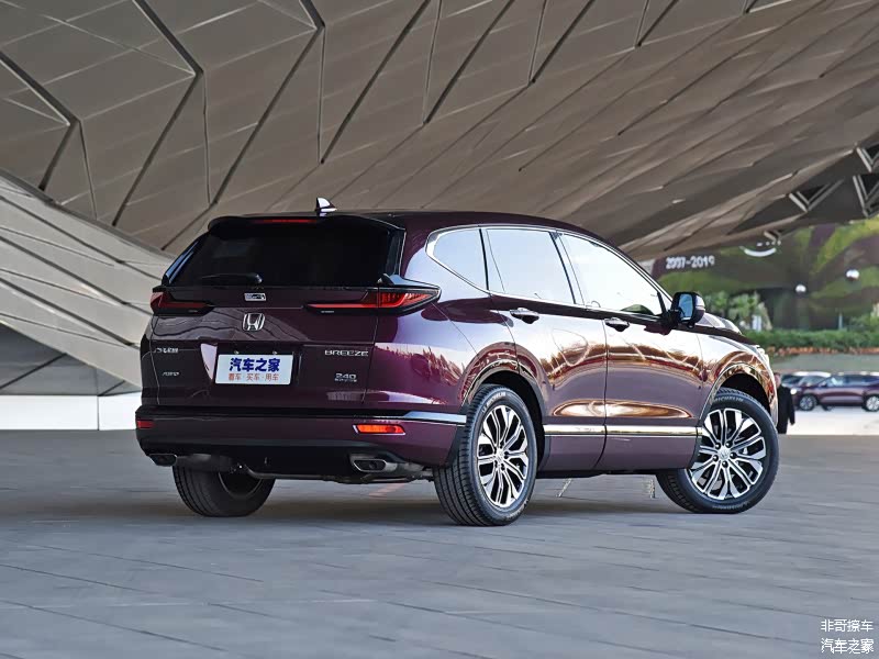 相比CR-V，皓影的车身整体感更高，设计要更大气时尚很多