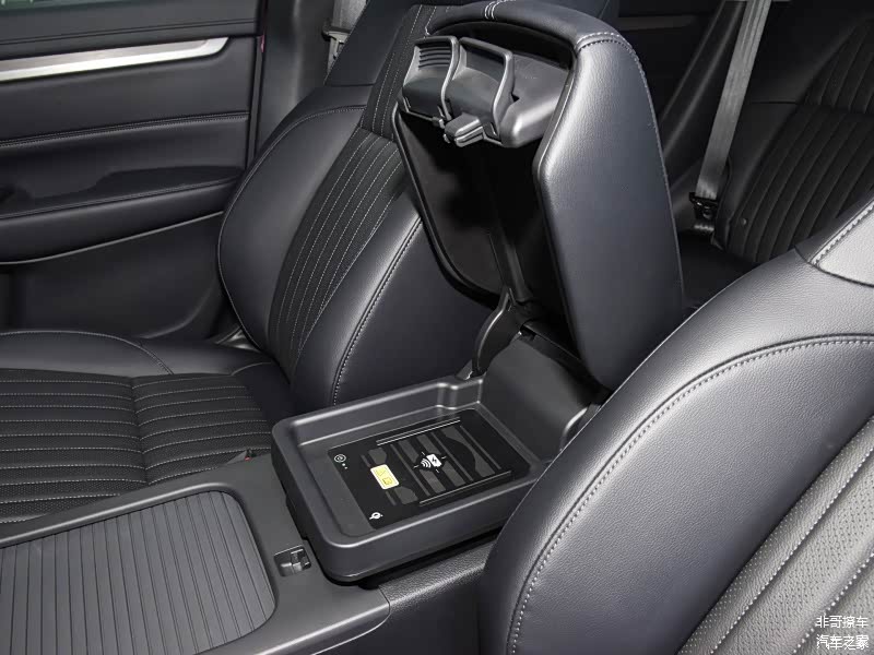 皓影的前座中央扶手储物水准明显不如CR-V宽敞实用