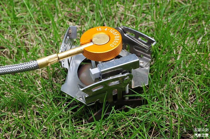 炉头整体处于折叠状态，小巧便携……