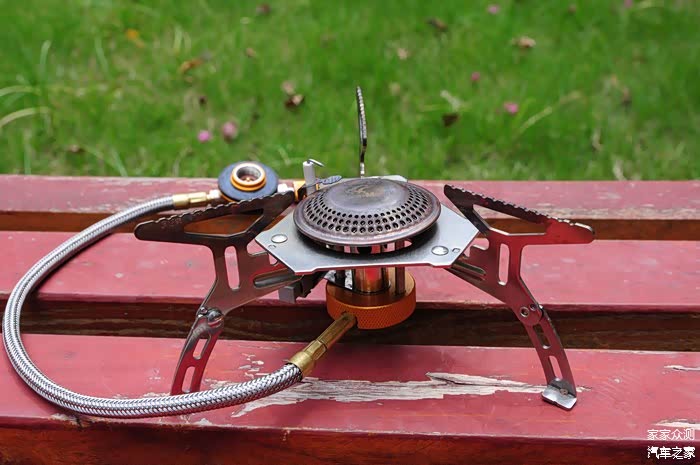 锅架和炉脚都完全展开时，炉具的特征更加明显了。而且此时可看出，炉具并不显小，一般锅都可以使用。