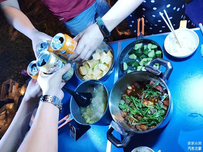 当然，有了炉具，一桌子菜也不是问题，在户外能吃上一桌这样的热菜，美哉美哉。怎么样，小小炉具显神威吧