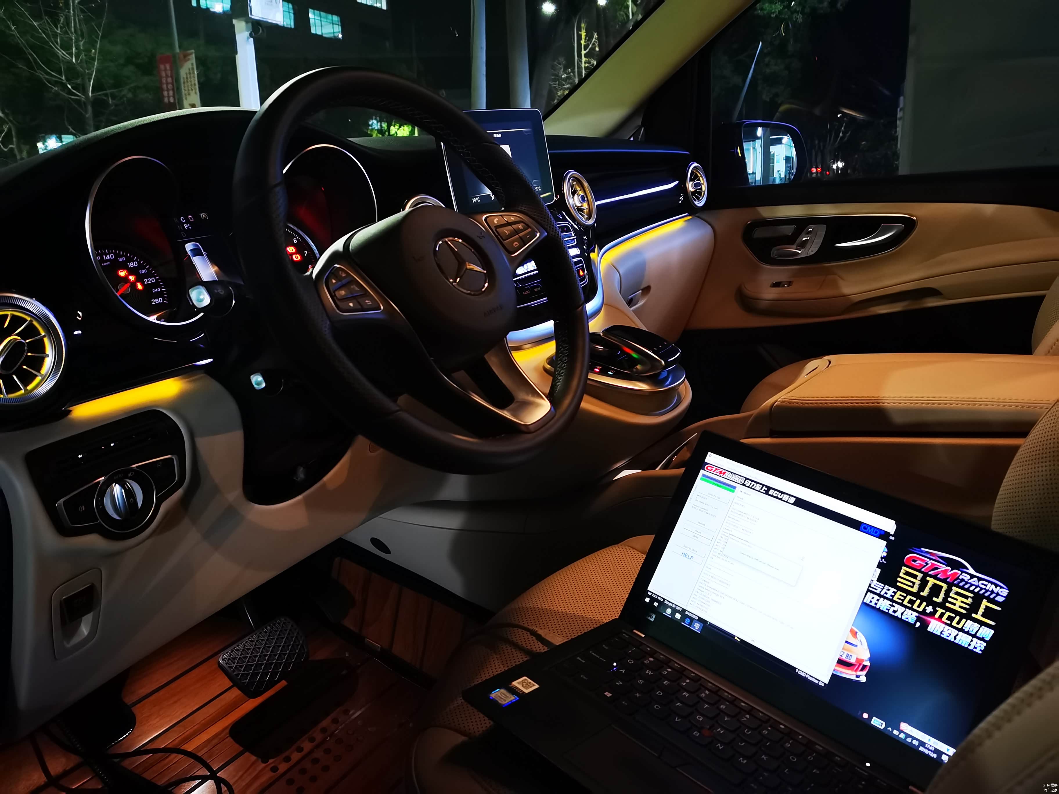 读写数据的画面，以前读写数据是要拆版子的，现在国外技术更新，直接免拆，直接OBD读取更方便。