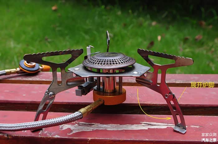 再依次展开三个炉脚。炉脚和锅架是一体化设计，只是收纳时，炉脚为折叠状态。