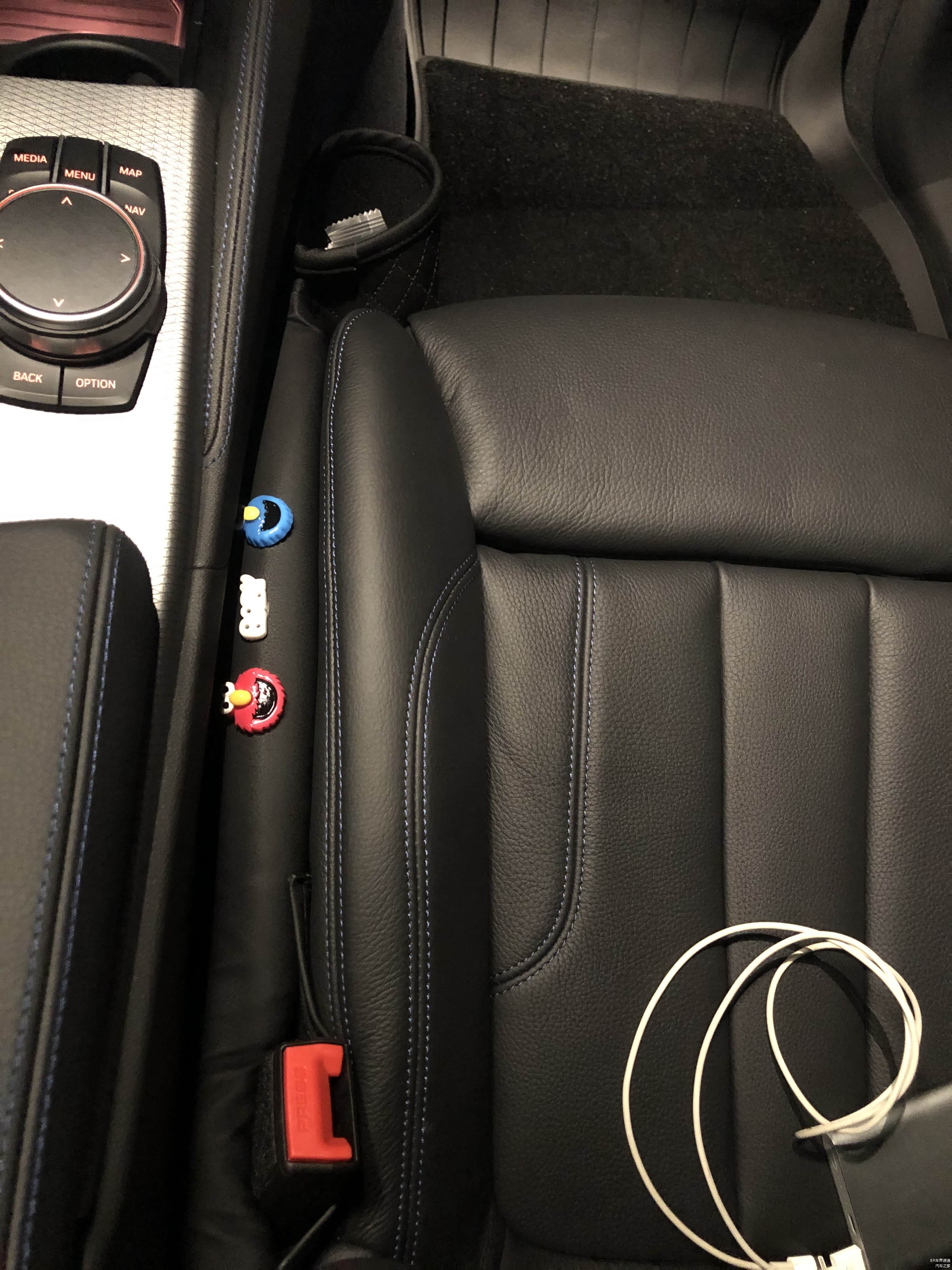 黑色DAKOTA内饰带蓝色缝线很棒，运动豪华并存，并购入防漏棒以增加储物空间，储物空间实在太少。