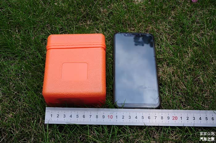 收纳盒整体很小，量量尺寸，长9.5cm……以我的手机（小米8）对比，尺寸并不大。