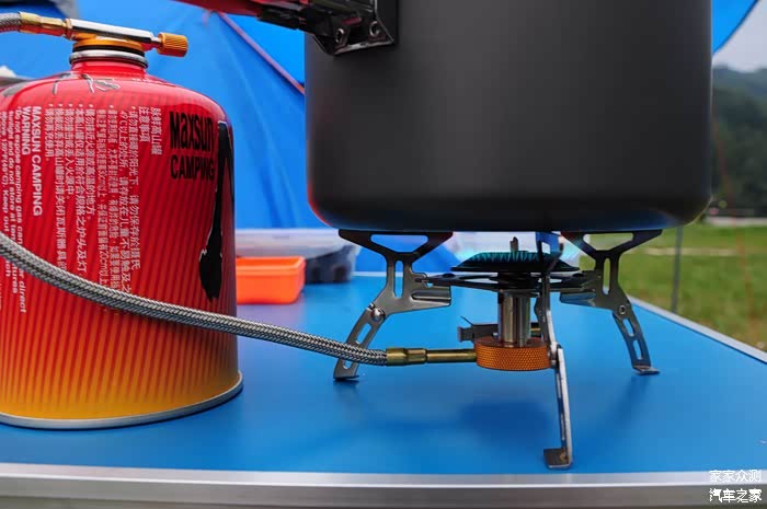 点火后，可根据情况旋转阀门进行火力调节。火力调节合适时，烧好1L水最多4min，火力之猛！