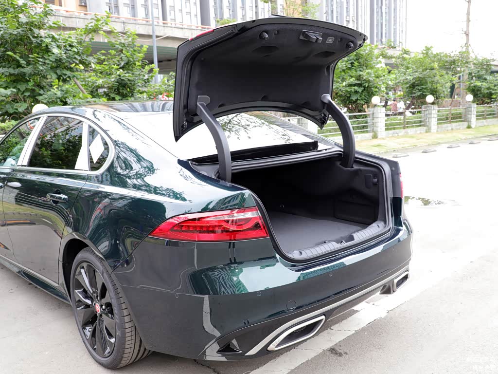 配图为2021款 XFL 2.0T P300 四驱旗舰运动版