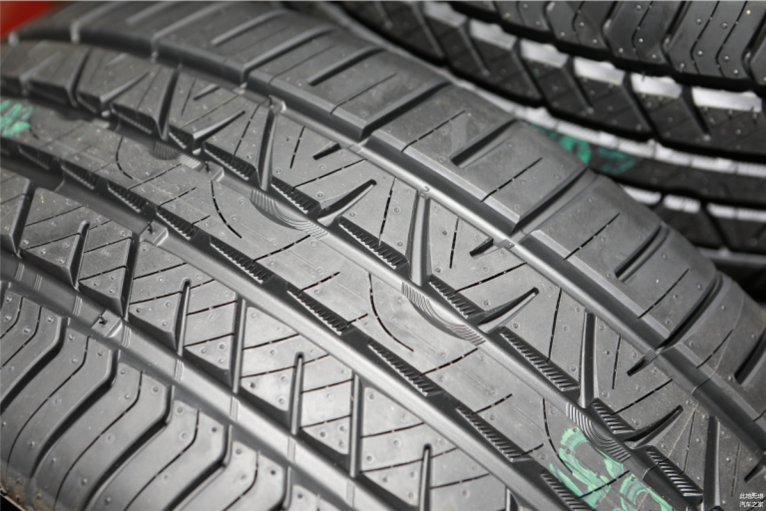 固铂轮胎 驭风RS3-G1 “散热墙”花纹设计位于排水槽及轮胎胎块侧面