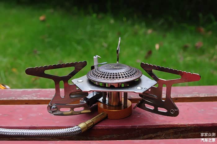 锅架展开时的样子，炉具的特征越发明显。