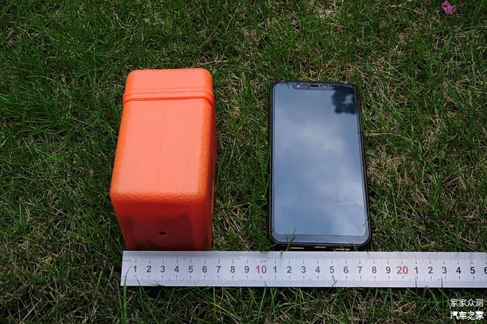 收纳盒整体很小，量量尺寸，宽6.5cm……以我的手机（小米8）对比，尺寸并不大。