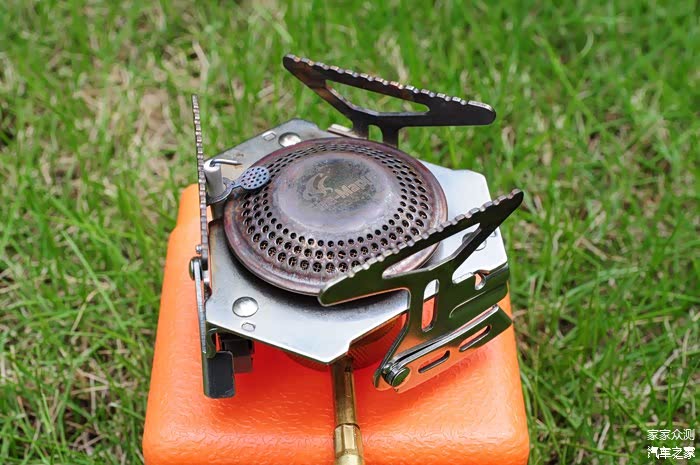 炉头的外火盖也为不锈钢材质，使用后有发黑痕迹，但不影响使用。