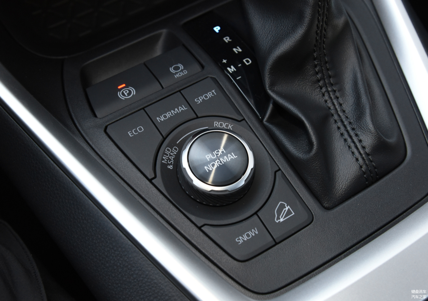 DTV动态矢量四驱系统提供了雪地、泥地、多石土质，并且多了陡坡缓降。