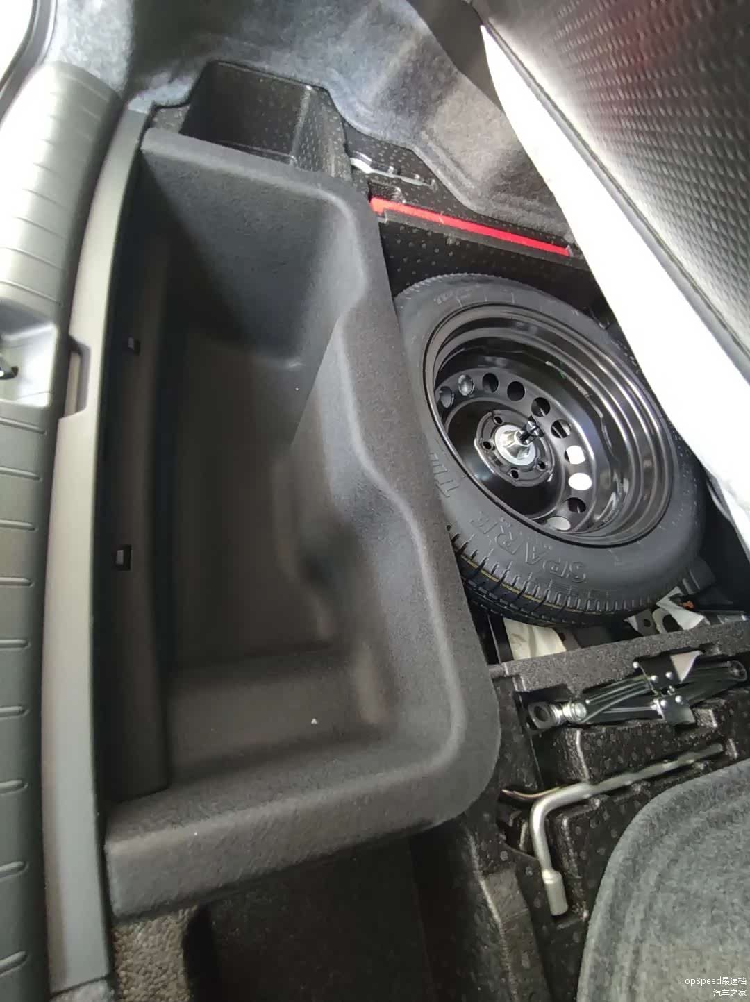 混动版凌派后备厢