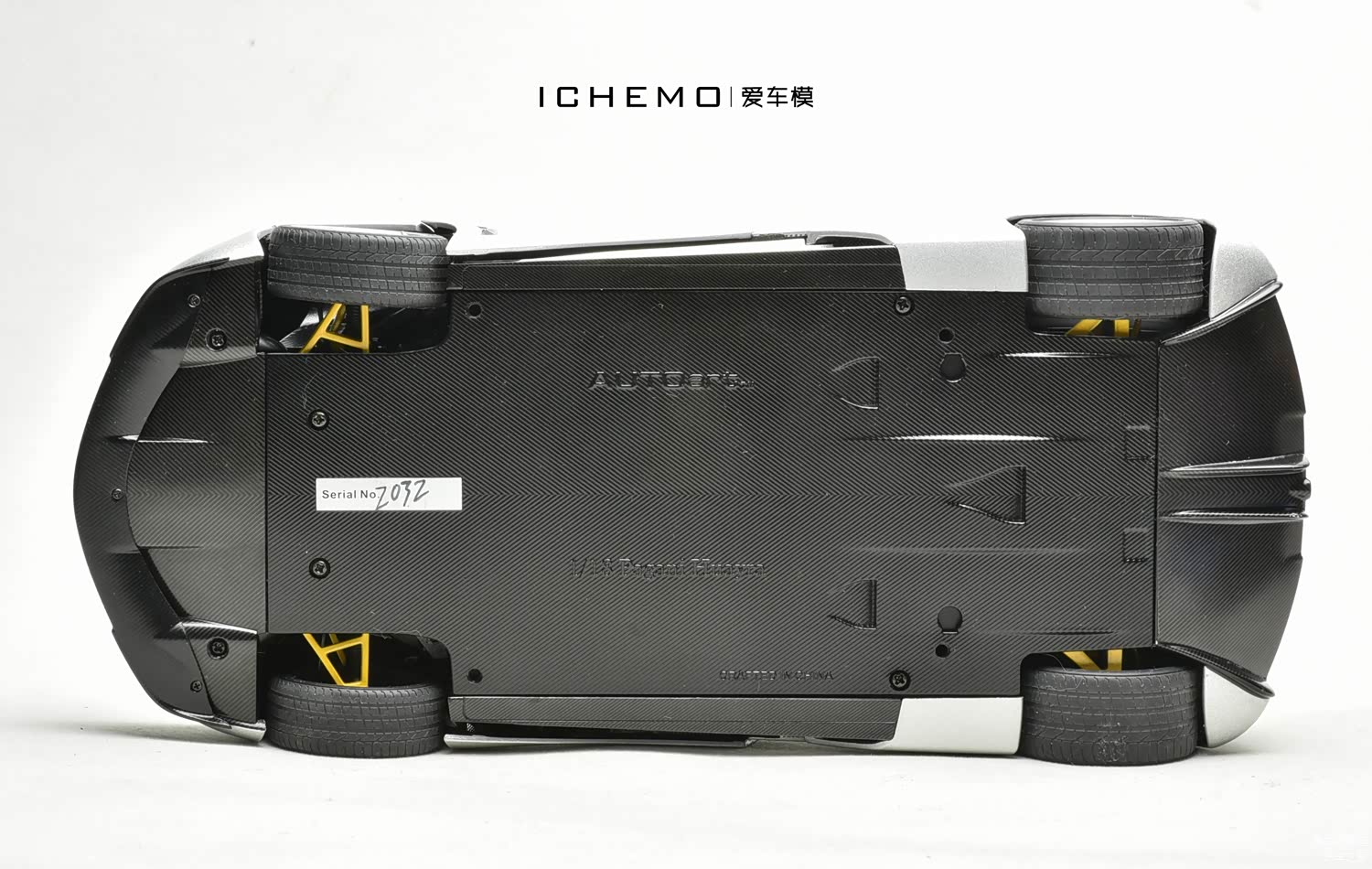 参考图：AUTOart 黑盒 Huayra