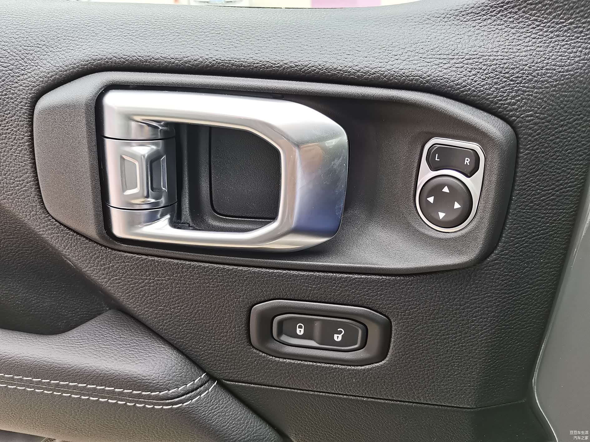 驾驶席门上的后视镜调节按钮和锁车键