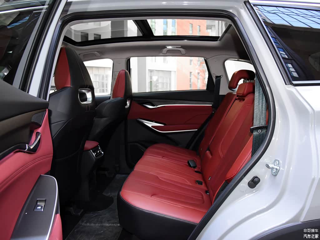 CS75 PLUS的后座乘坐舒适度明显更好更舒展