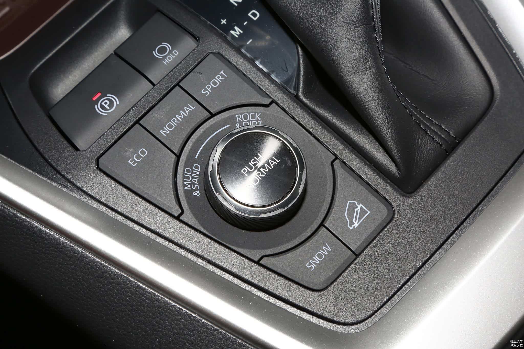 DTV动态矢量四驱系统提供了雪地、泥地、多石土质，并且多了陡坡缓降。