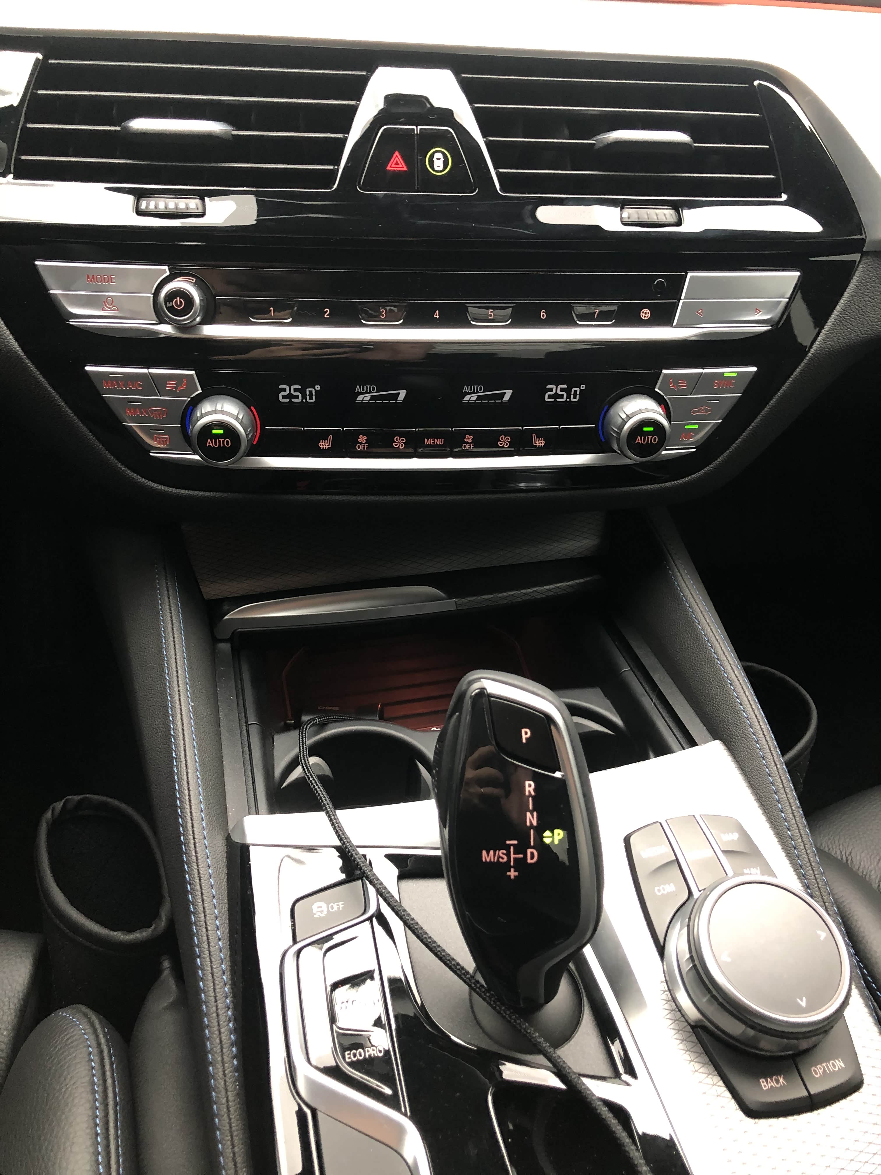 新款中控，已减配CD播放器，上图双闪灯右边增加主动防护功能开关，带主动刹车功能（并非完整版驾驶辅助）