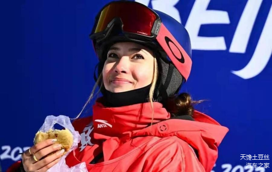 谷爱凌在比赛间隙吃韭菜盒子