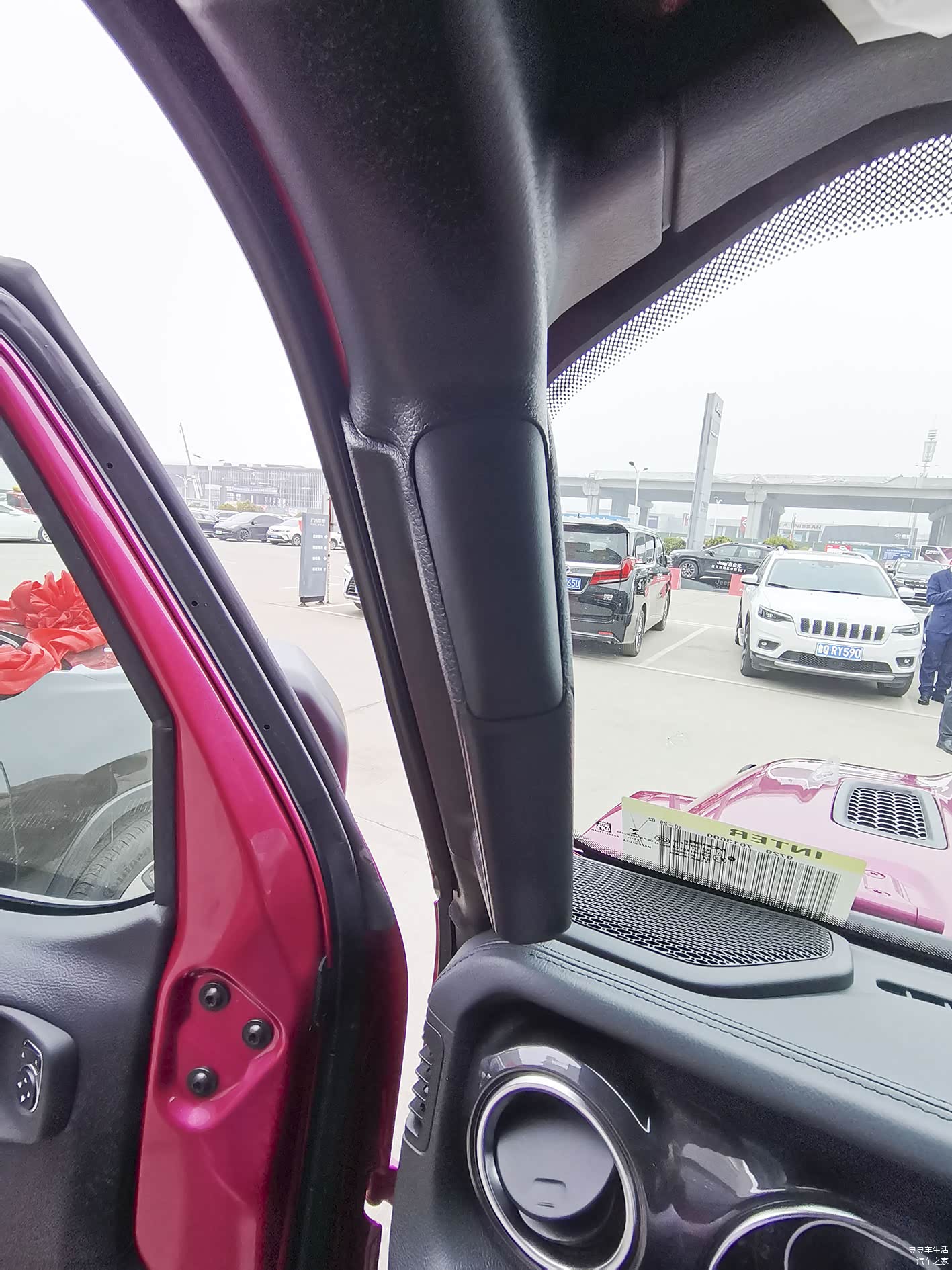 主驾驶A柱的拉手，