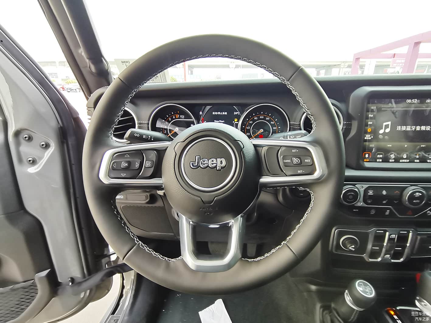 多功能方向盘很实用，很简洁。