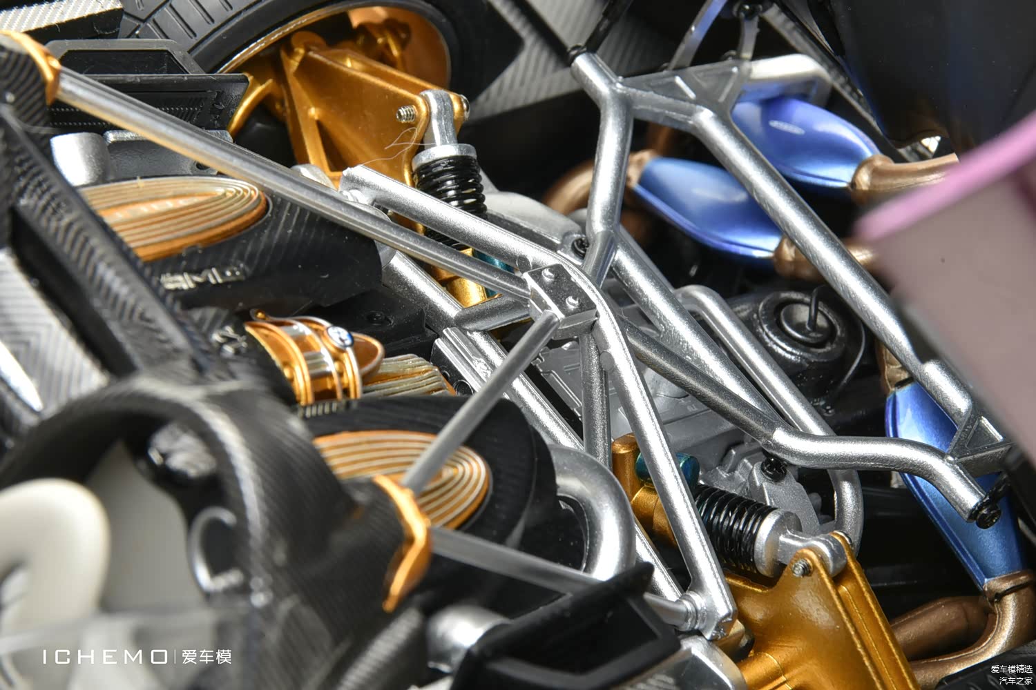 参考图：LCD Huayra Roadster，紫色