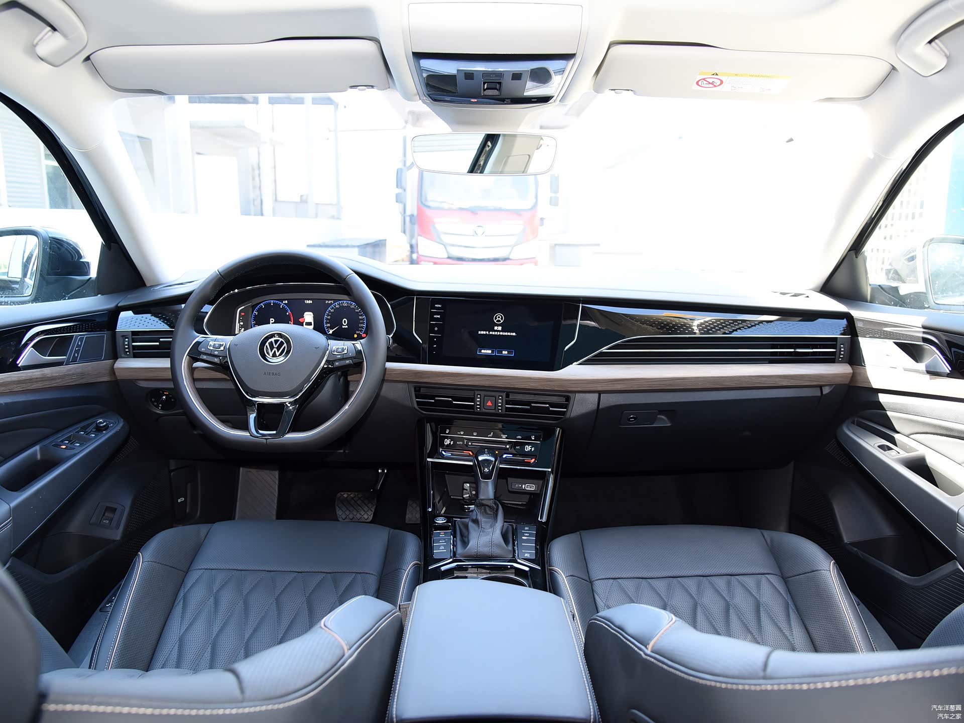 新款帕萨特 380TSI 尊贵版 驾驶舱内饰