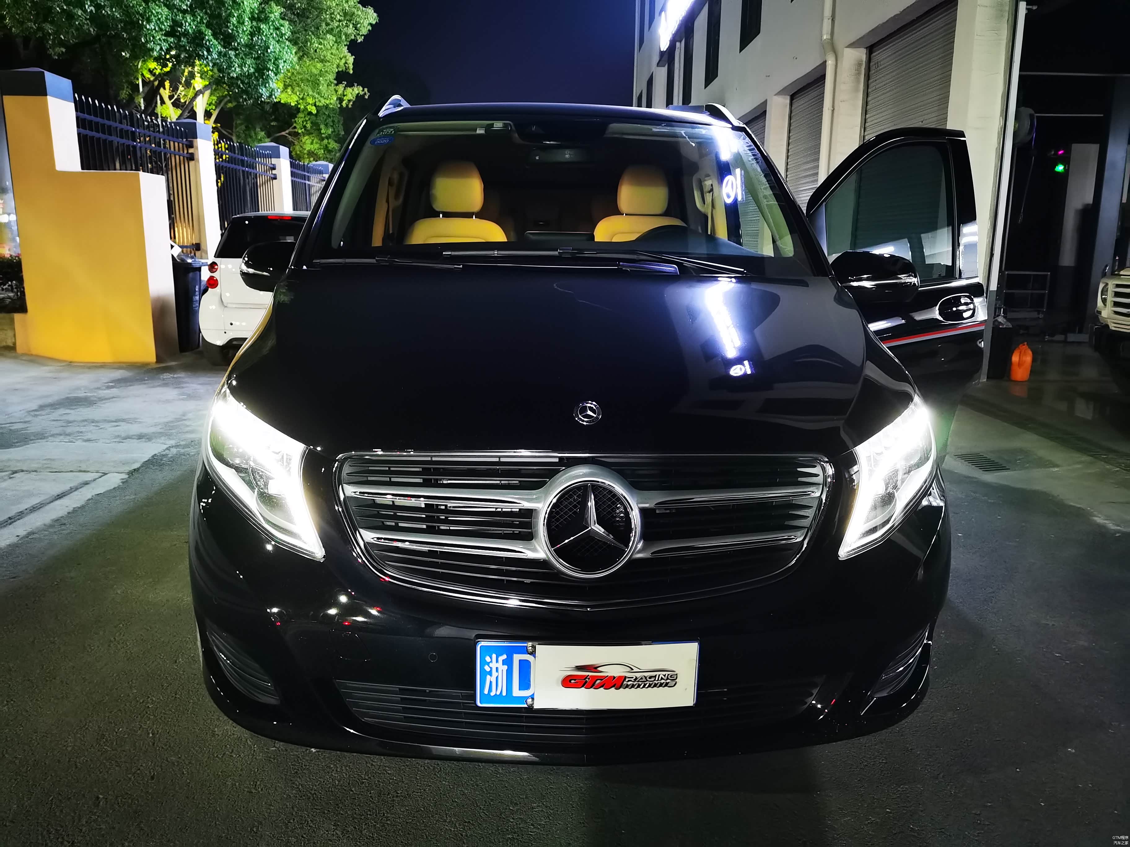 想要原厂的LED 行车灯和透镜，这是 V级的专属配置，给力...