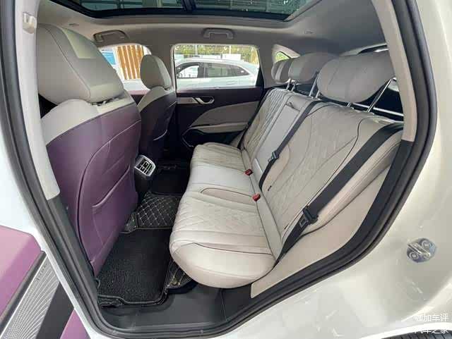 魏牌拿铁DHT的后排座椅