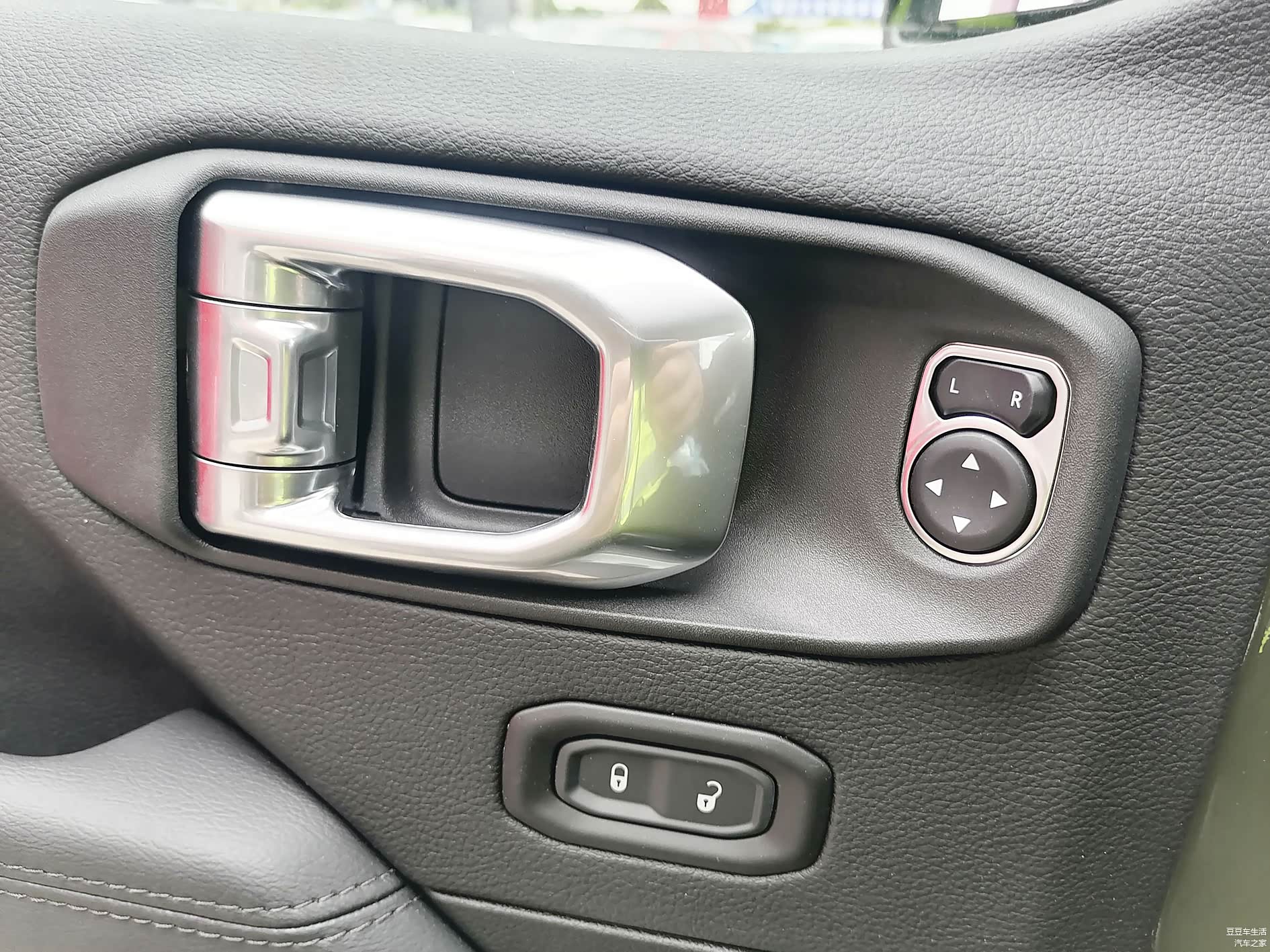 位于驾驶侧门的电动后视镜调节和中控锁开关。