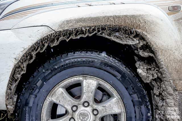 ▲经过17000公里的冬季行驶后，轮胎依然如新