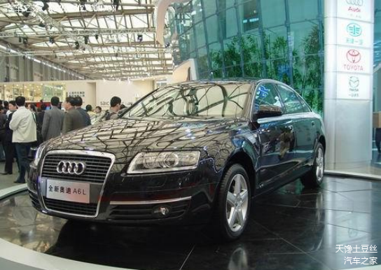 巨大的一体式镀铬边框进气格栅