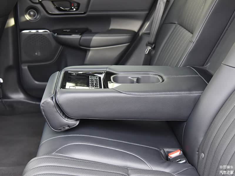 皓影不但乘坐空间宽敞、座椅舒适度颇佳，就连前后中央扶手都做得宽敞大气，同级别产品属于绝无仅有的享受