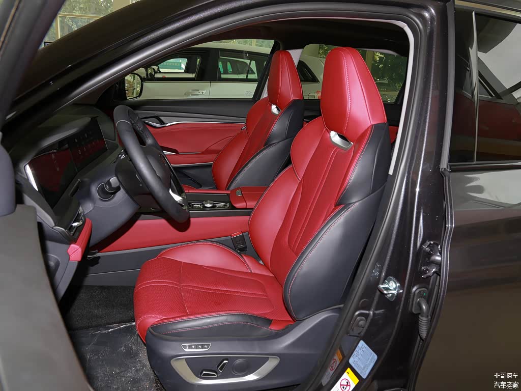CS75 PLUS的前座运动感十足，功能配置也一应俱全