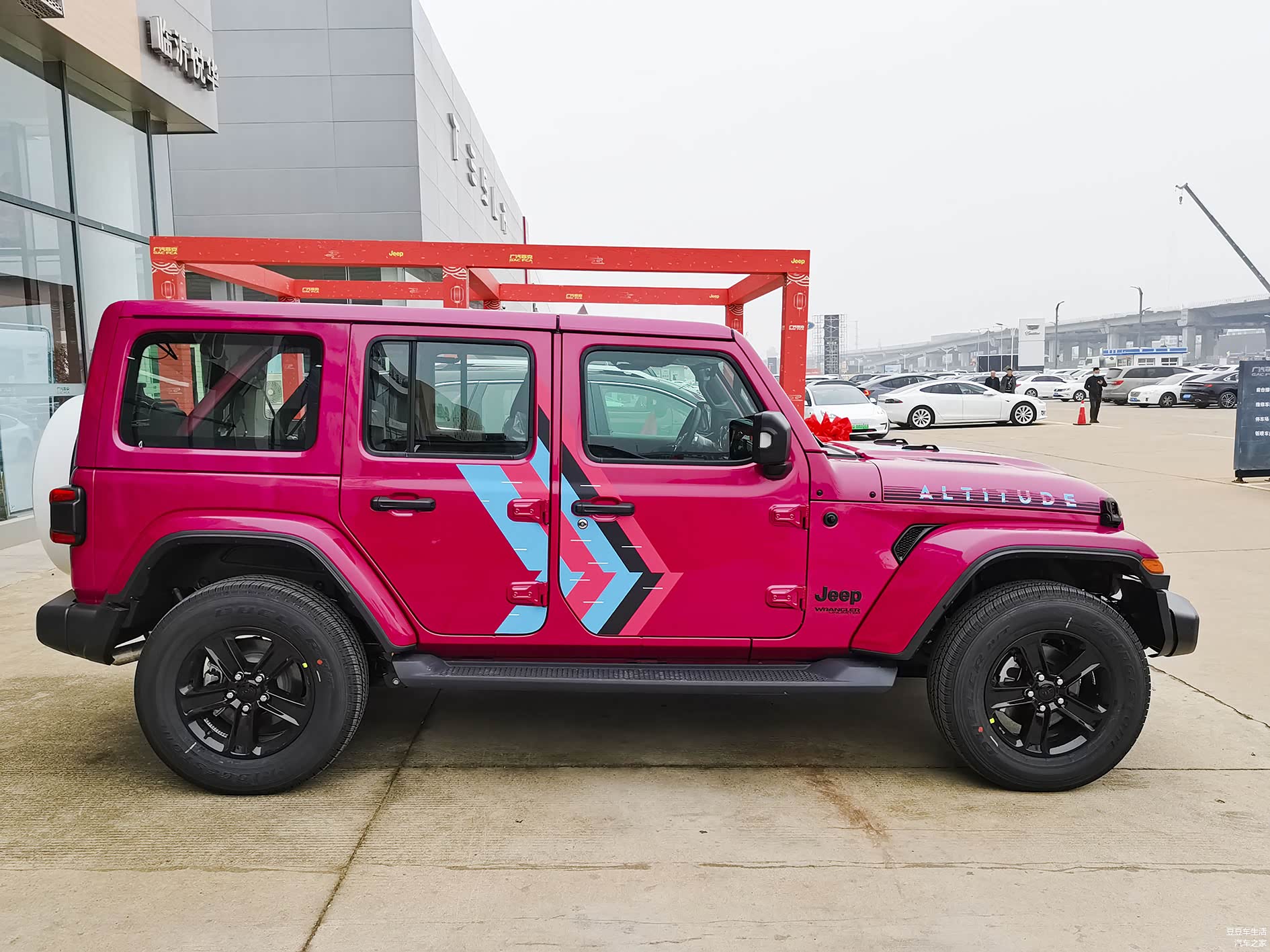 侧面车门带有三色的拉花