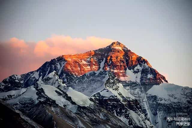 ▲落日的金辉笼罩着珠峰，旗云犹如飘带