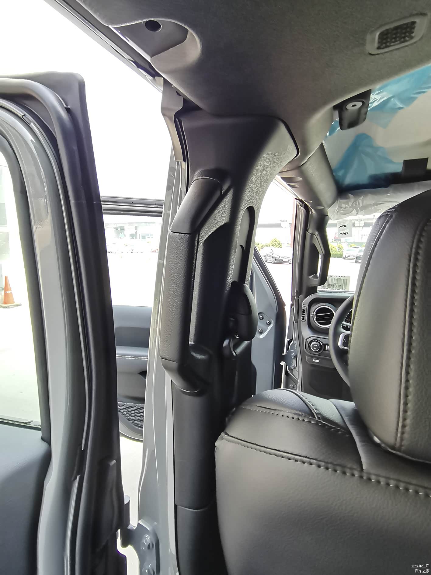 第二排座椅上车的时候，在B柱上有个扶手。