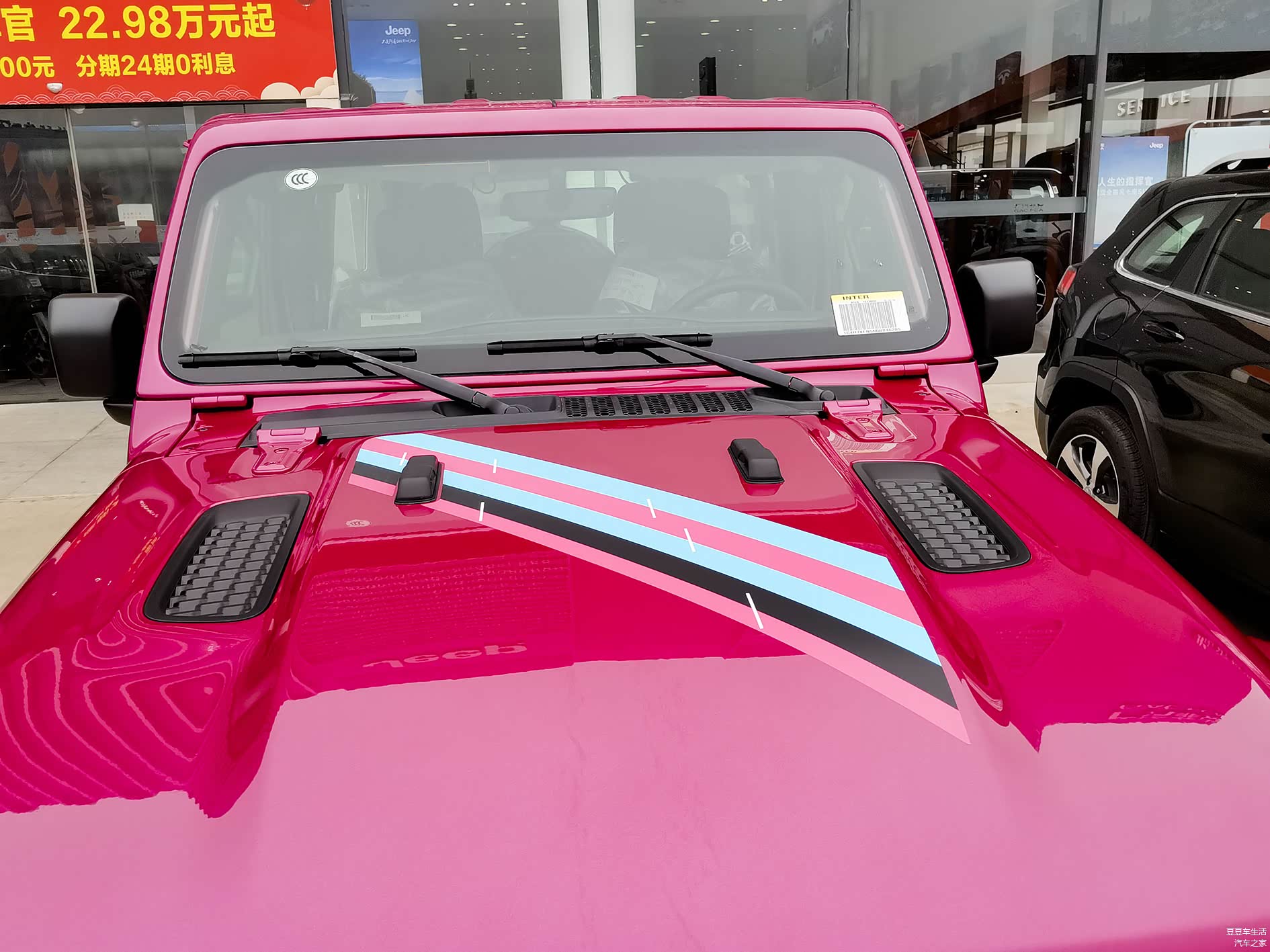 发动机盖上也采用了三色的拉花贴纸