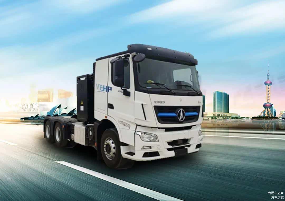 最新款北奔重卡牵引车_数字物流赋能产业高质量发展大会_北奔重卡插电式混合动力牵引车科技创新奖