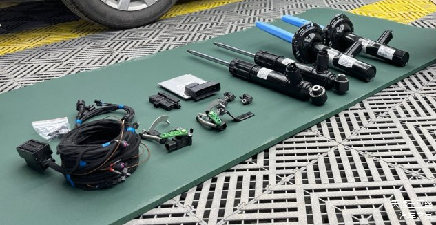 迈腾的全套DCC配件，左为布线，中为控制模块，右为减震器