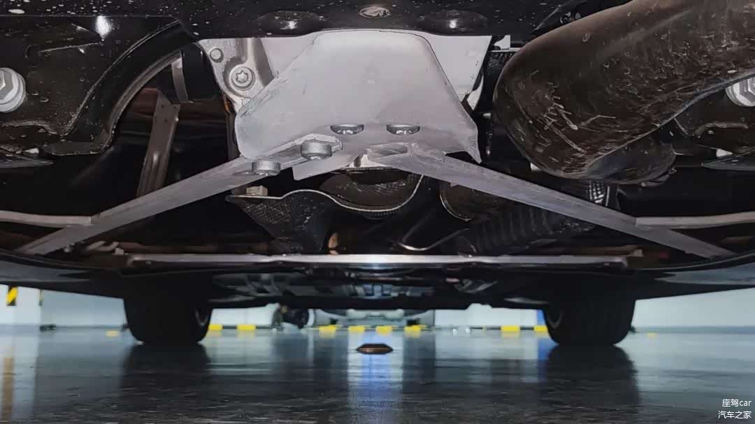 宝马430i Gran Coupe后悬架上的平衡杆