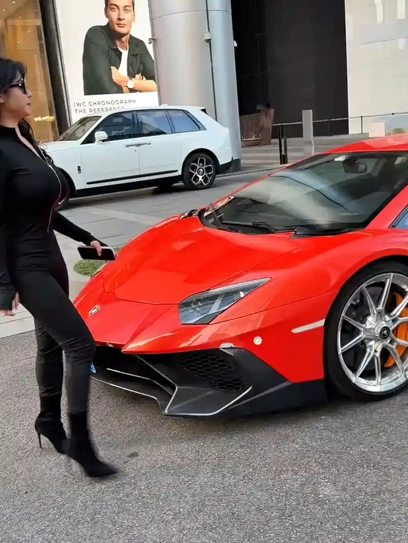 两位网红大富婆时尚穿搭开兰博基尼大牛来ifs拍照