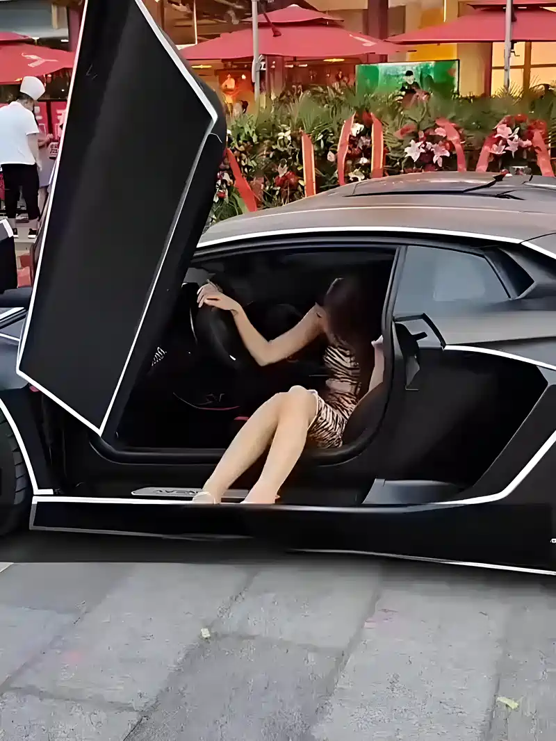 上海18岁顶级名媛开兰博基尼来参加好闺蜜开业典礼