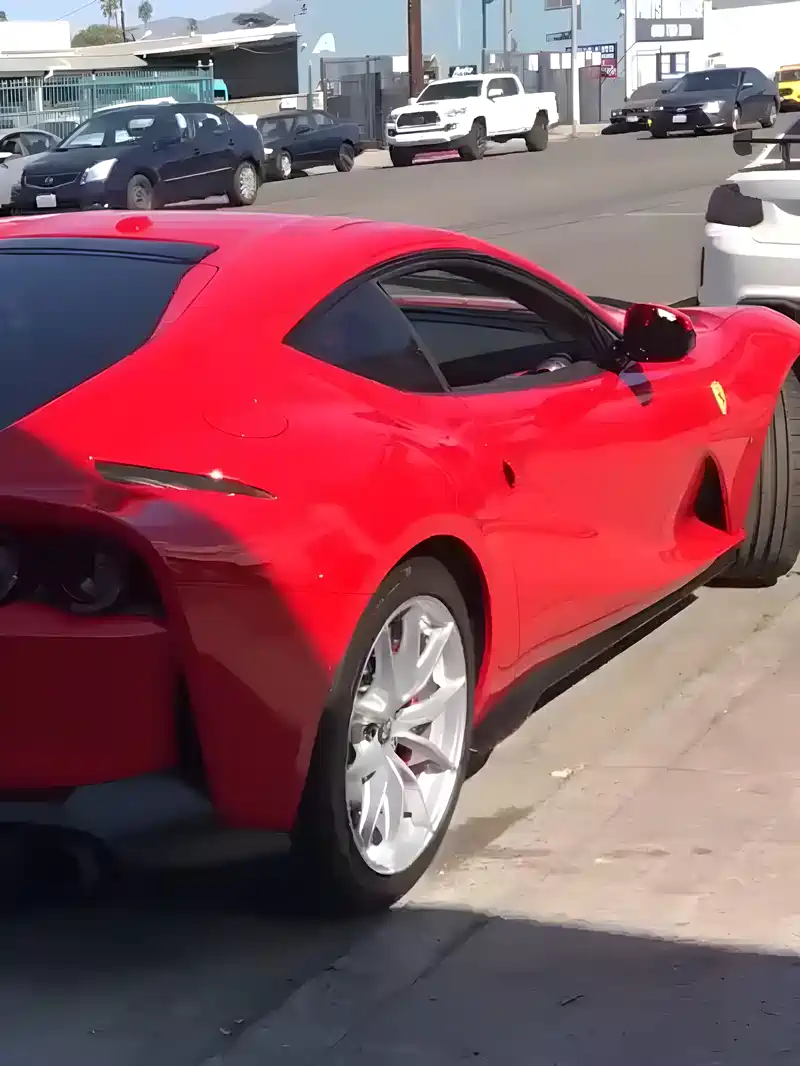 法拉利812红色跑车的极致魅力