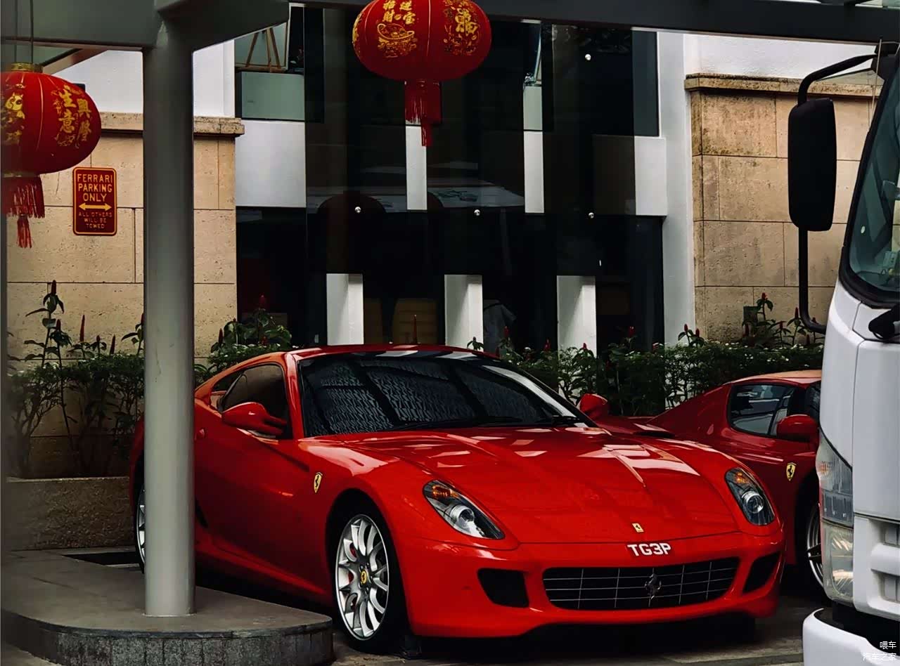 别墅区里某富豪的车，法拉利5台，罕见的是雷文顿，总价值夸张_车家号_汽车之家
